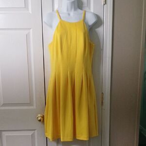 Calvin Klein sleeveless yellow pleated front dress with pockets Sz M EUC